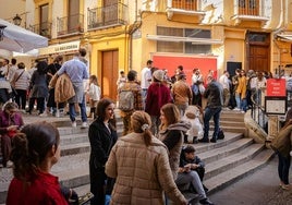 La confluencia de la calle Colcha con Pavaneras y los cuato establecimientos existentes atrae a un montón de visitantes este puente.