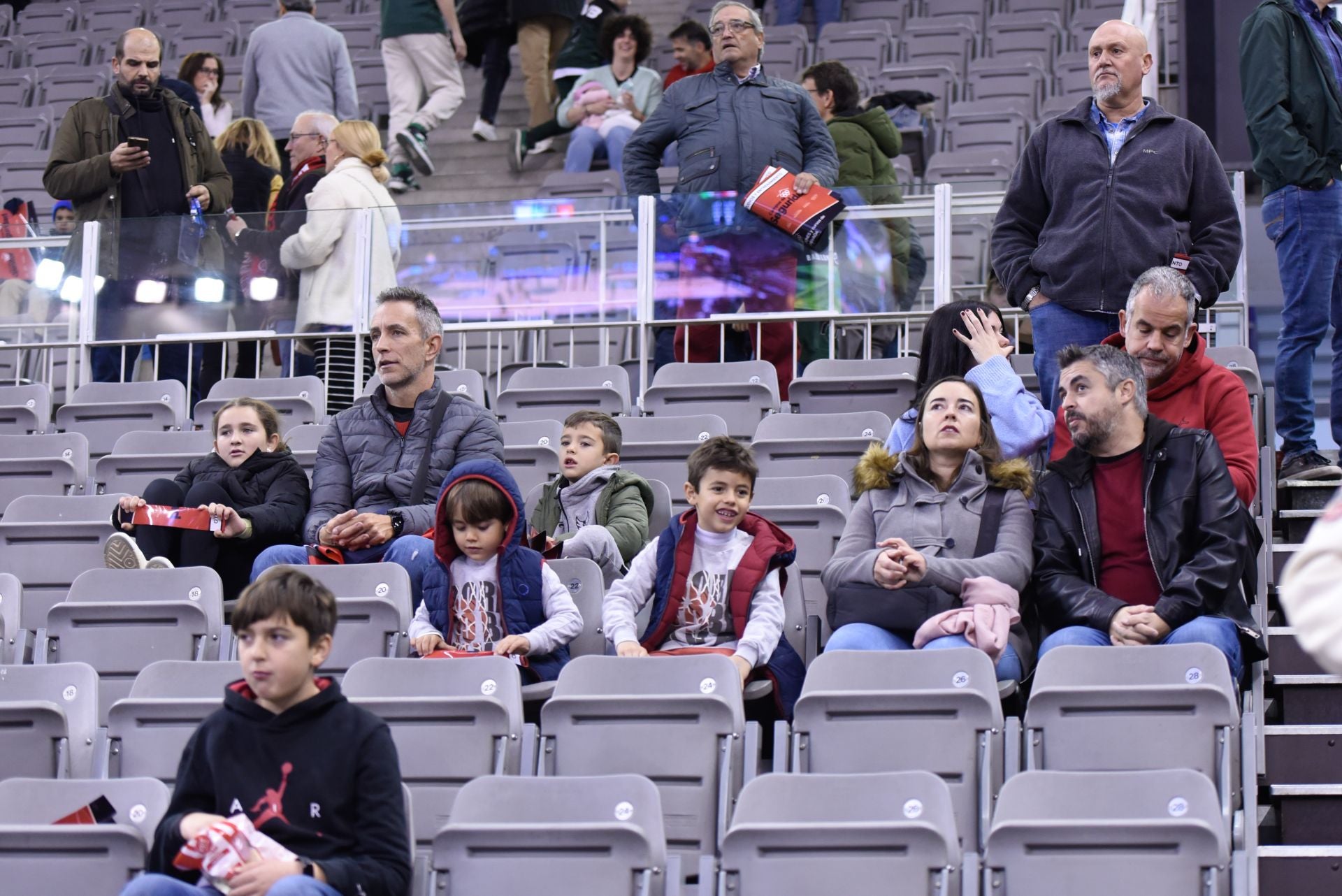 Encuéntrate en la grada del Palacio de Deportes en el Covirán - Joventut