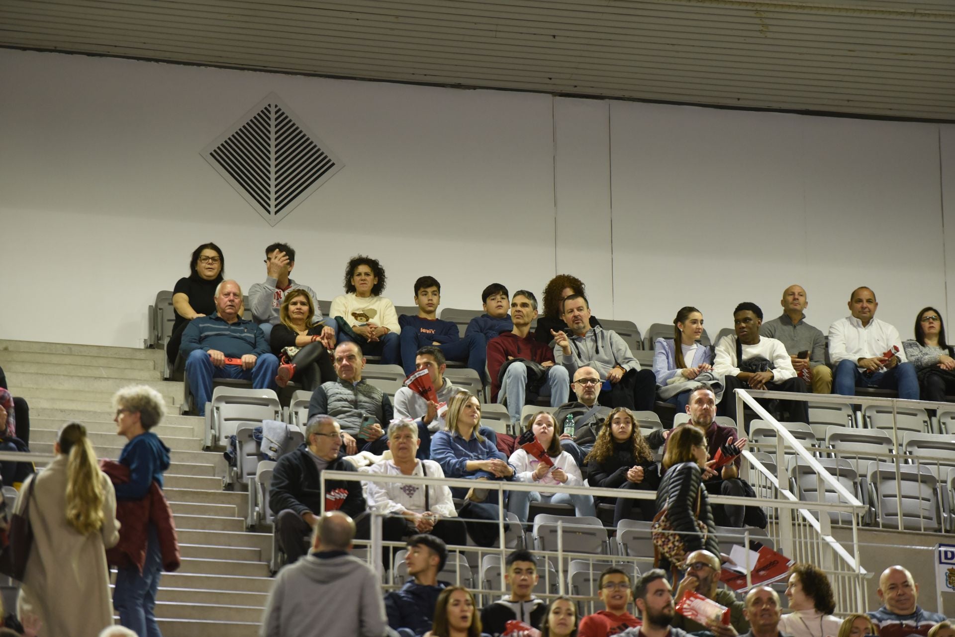 Encuéntrate en la grada del Palacio de Deportes en el Covirán - Joventut