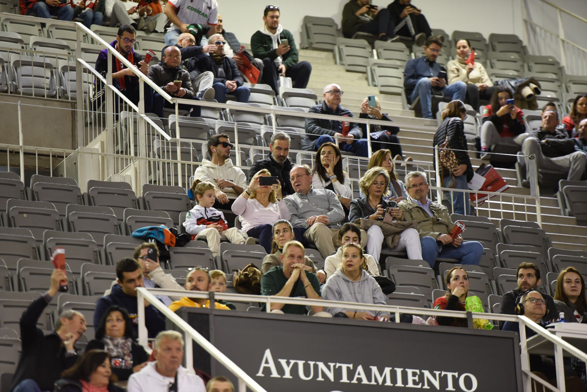 Encuéntrate en la grada del Palacio de Deportes en el Covirán - Joventut