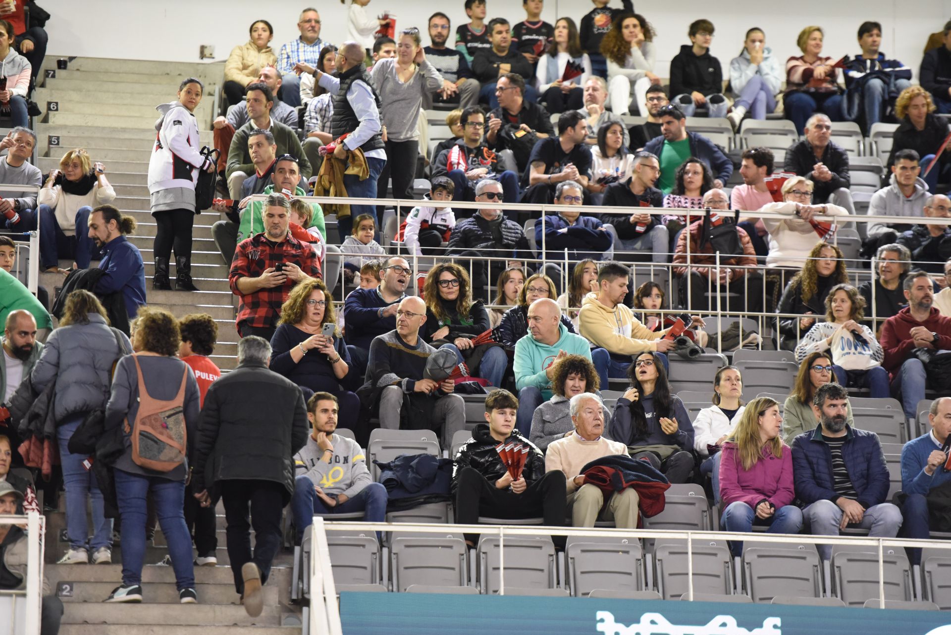 Encuéntrate en la grada del Palacio de Deportes en el Covirán - Joventut