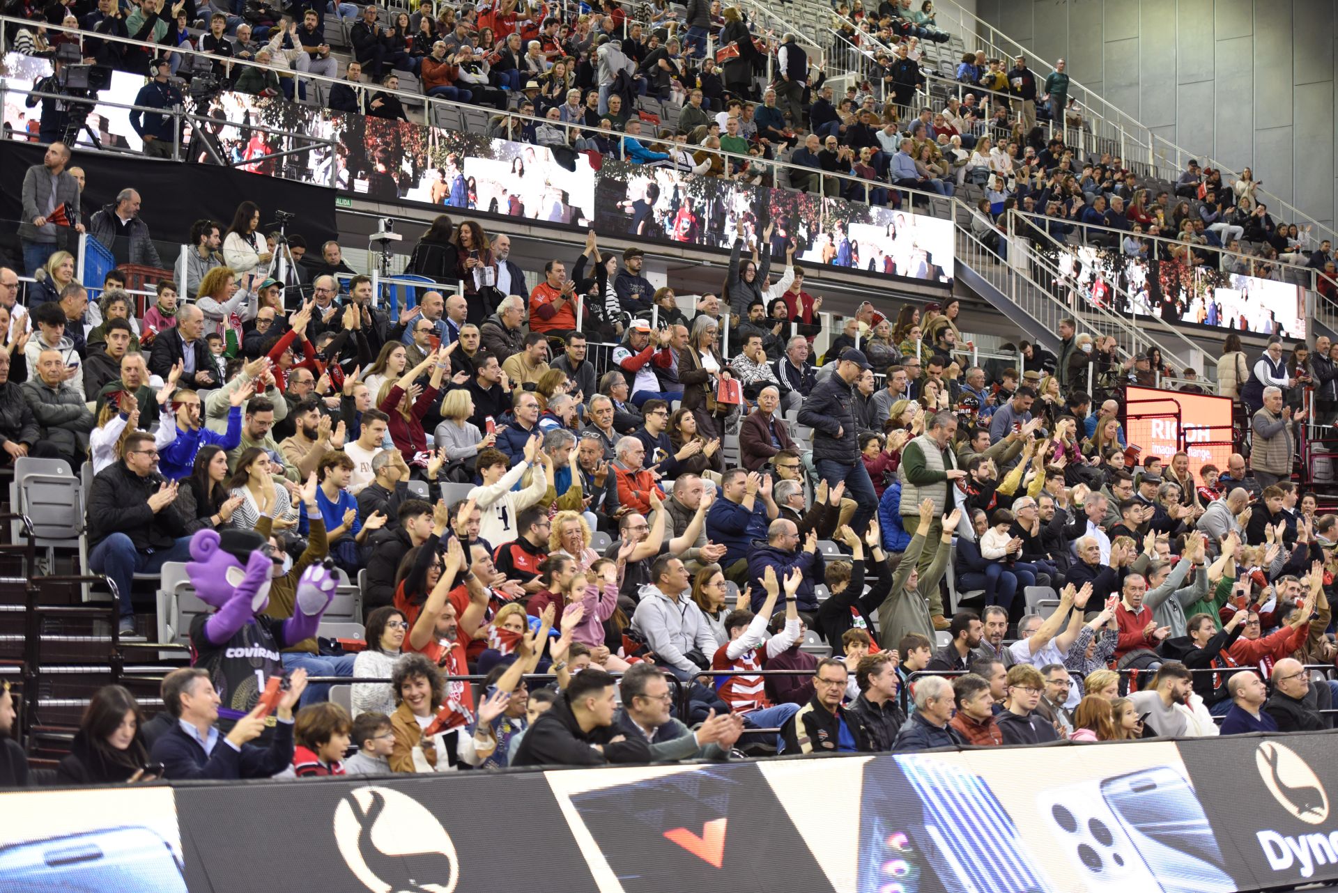 Encuéntrate en la grada del Palacio de Deportes en el Covirán - Joventut