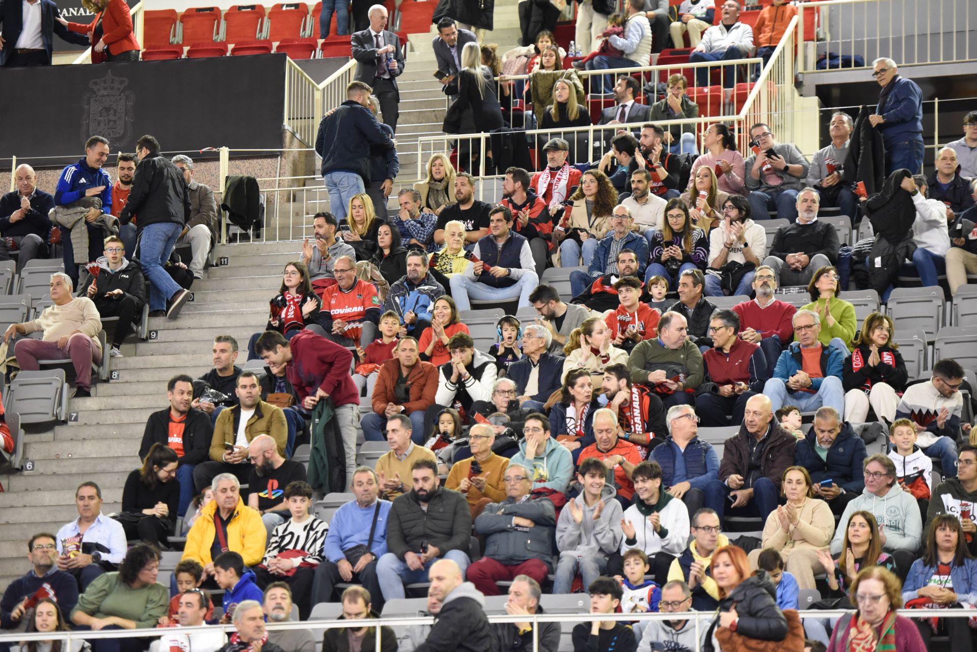 Encuéntrate en la grada del Palacio de Deportes en el Covirán - Joventut