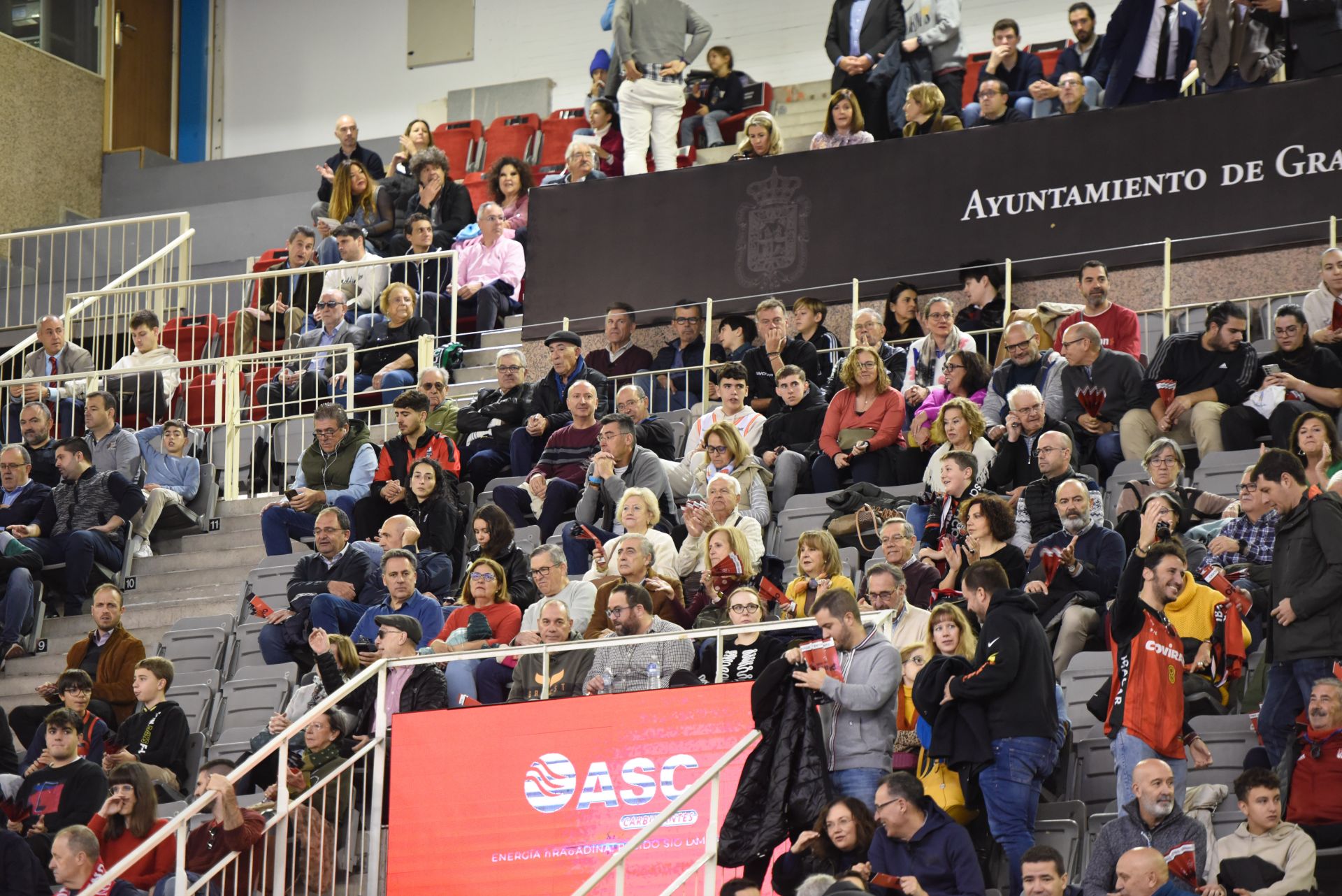 Encuéntrate en la grada del Palacio de Deportes en el Covirán - Joventut