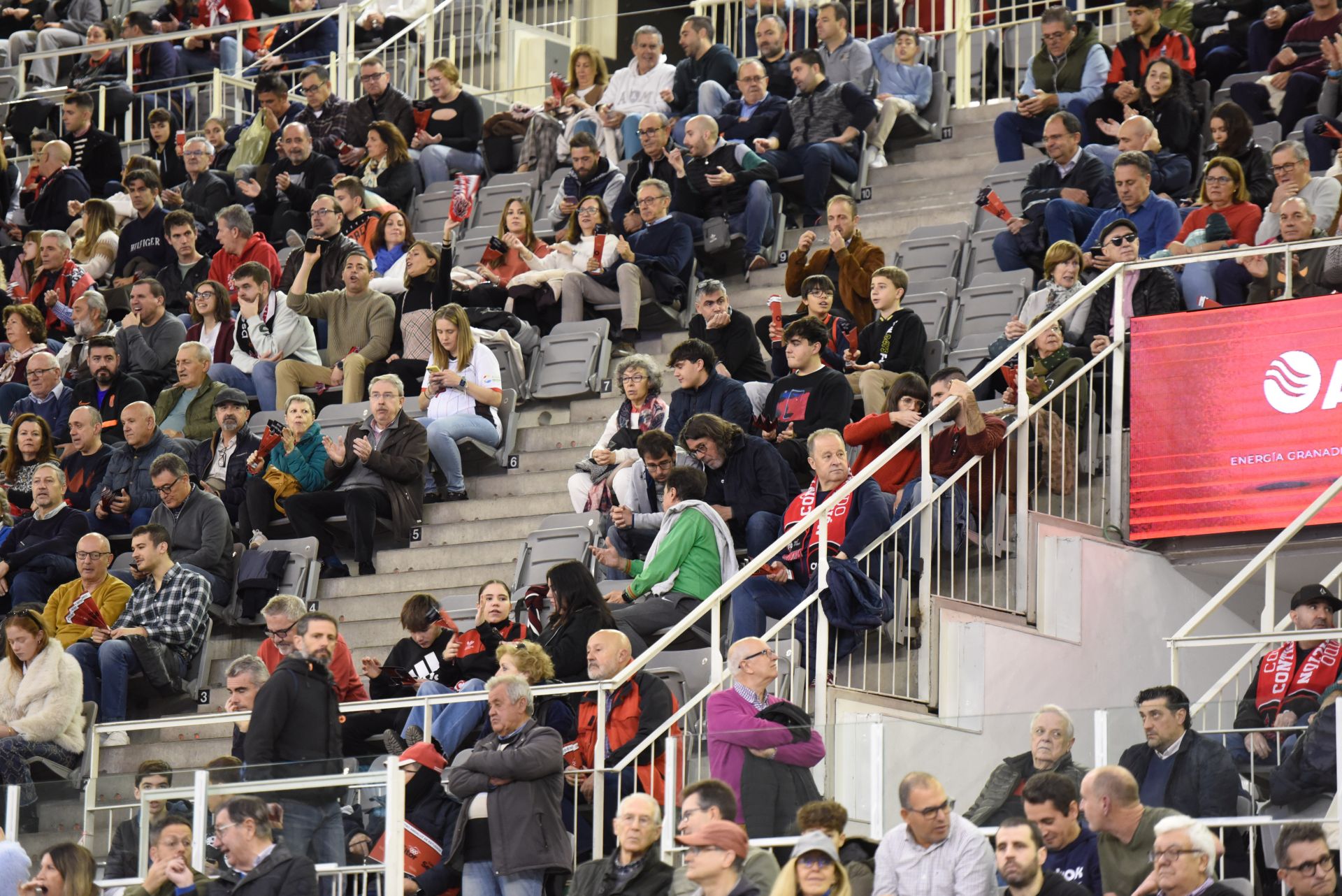 Encuéntrate en la grada del Palacio de Deportes en el Covirán - Joventut