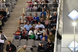 Encuéntrate en la grada del Palacio de Deportes en el Covirán - Joventut