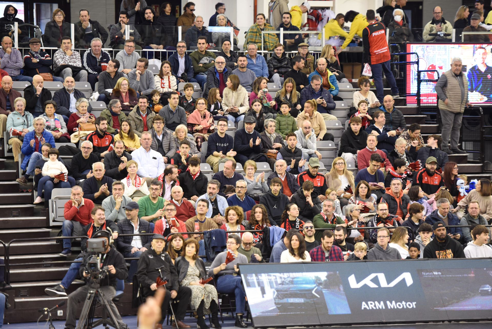 Encuéntrate en la grada del Palacio de Deportes en el Covirán - Joventut