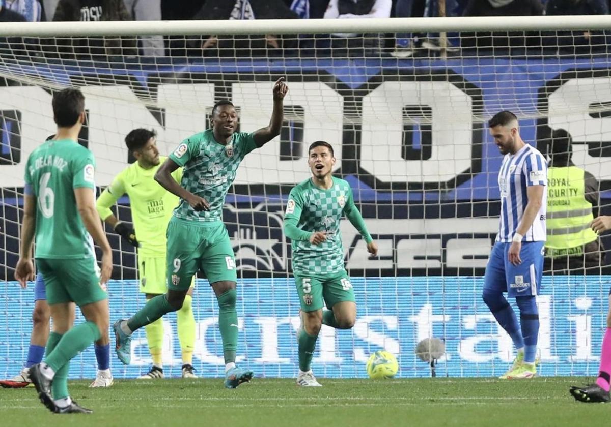 César de la Hoz observa a Sadiq celebrar el último gol en Málaga.