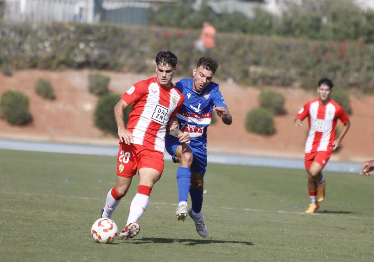 Marsu, que escapa de su defensor como el filial del rival de hoy, hizo el gol en Estepona.