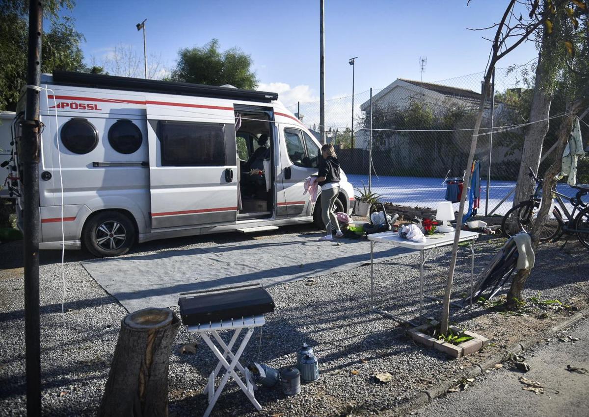 Imagen secundaria 1 - Camping afectado por el desalojo y zona quemada.