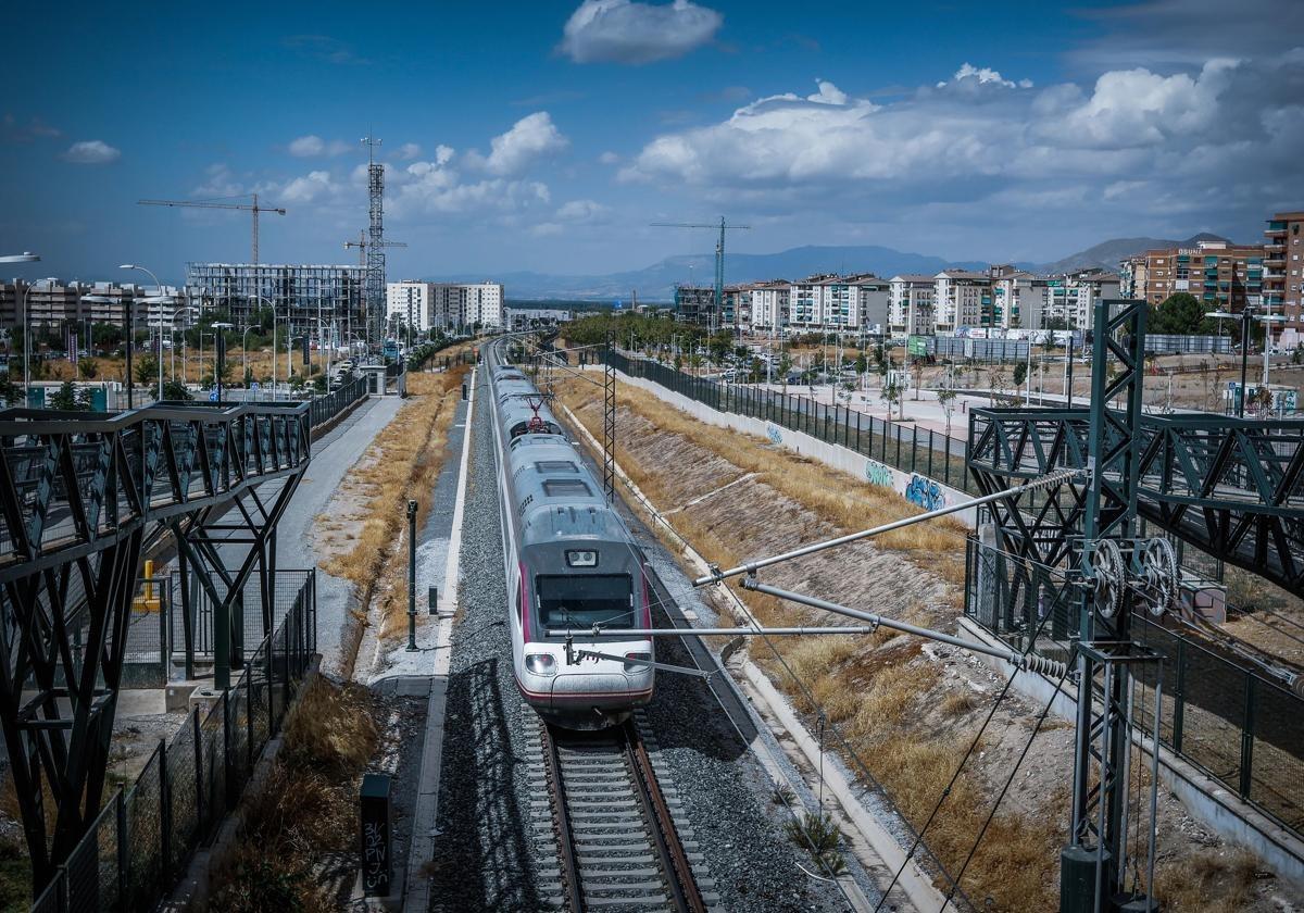 Tren entrando por la Chana.