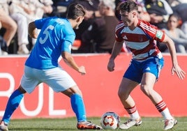 Dani Clavijo encara a un futbolista del Águilas.