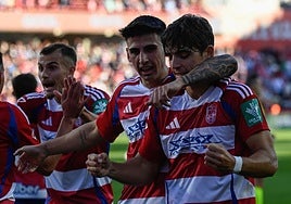 Gonzalo Villar celebra su gol al Racing entre sus compañeros.