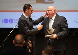 Eduardo Peralta recibe emocionado el Premio IDEAL de Honor de manos del presidente Juanma Moreno.