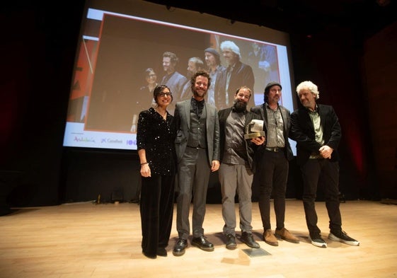 Los cuatro miembros de Niños Mutantes posan con el premio entregado por la redactora Amanda Martínez.