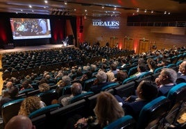 El auditorio de la Sala Manuel de Falla, del Palacio de Congresos, se llenó con quinientas personas para asistir a la gala número treinta y siete de los Premios IDEALES.