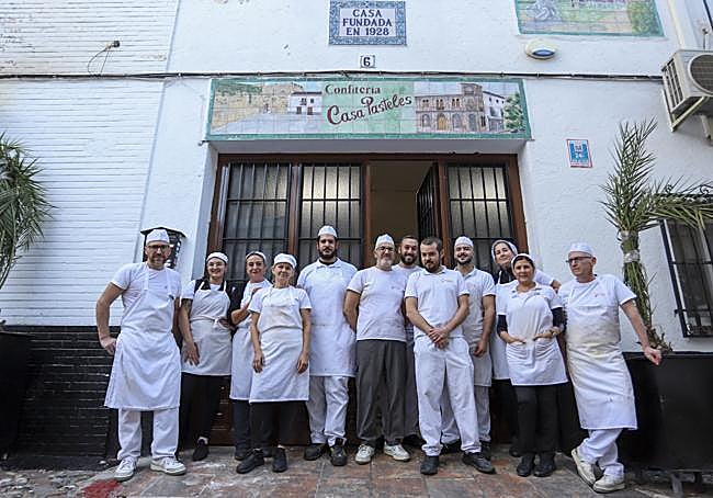 Parte del personal de Casa Pasteles posa para IDEAL
