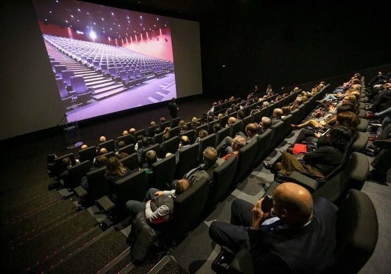 Una sala de cine con el aforo completo.