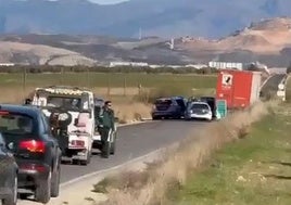 Momento en el que el camión robado es interceptado en Escúzar.