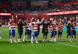 Los futbolistas del Granada celebran la victoria contra el Racing con la afición.