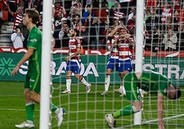 Los futbolistas del Granada celebran uno de los goles de Uzuni al Racing.