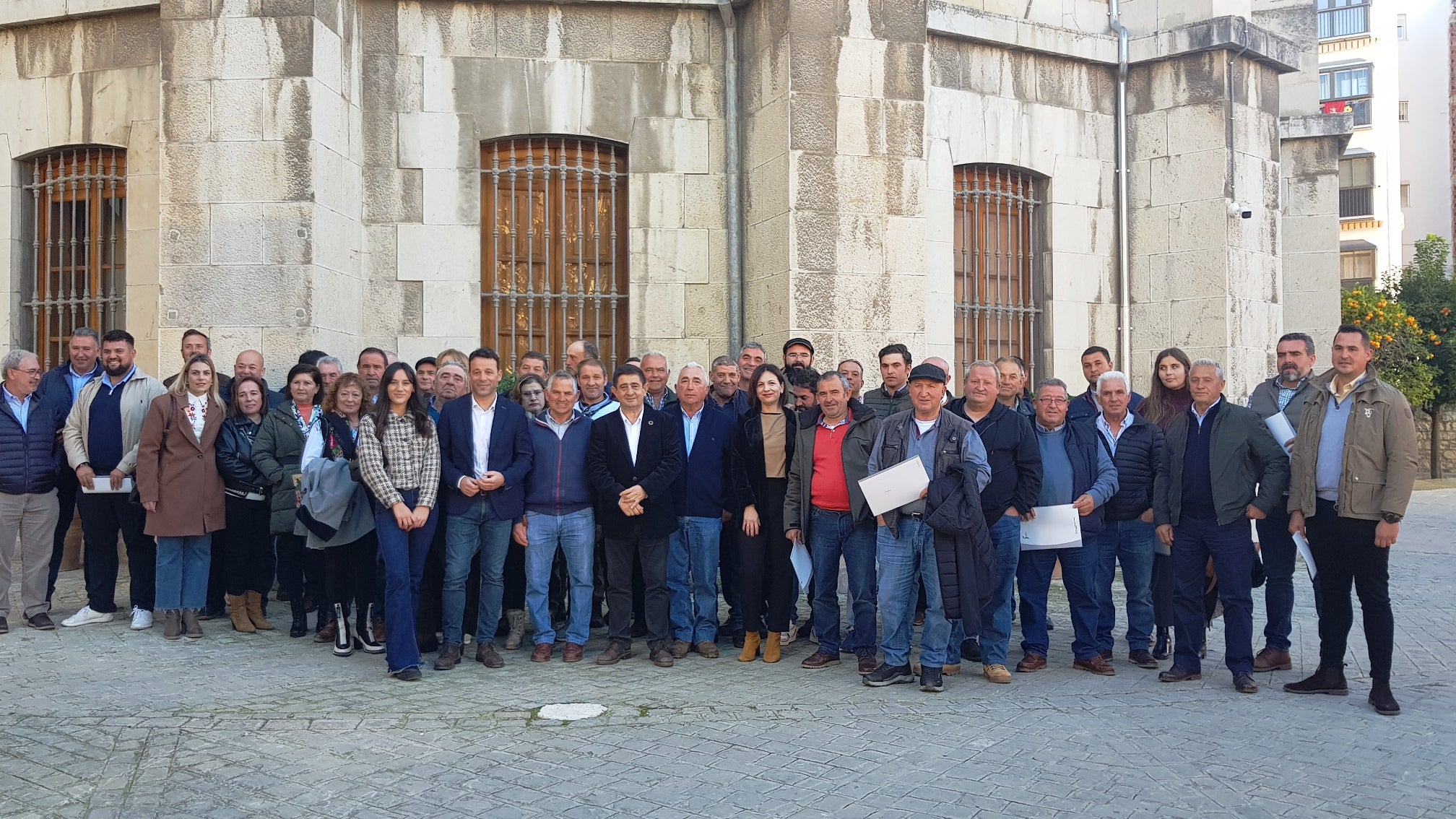 Foto de familia tras la entrega de las resoluciones de ayudas a las distintas explotaciones ganaderas.