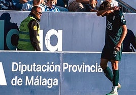 Gui Guedes retirándose lesionado en La Rosaleda el pasado domingo