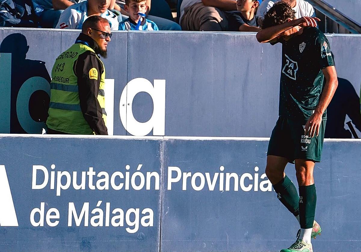 Gui Guedes retirándose lesionado en La Rosaleda el pasado domingo