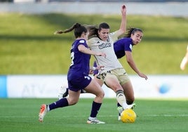 Carlota Suárez pelea por un balón durante la visita del Granada femenino al Real Madrid la temporada pasada.