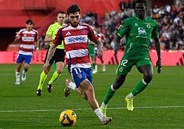 Giorgi Tsitaishvili protege un balón ante un futbolista del Racing.