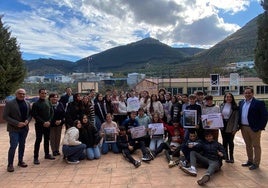 Foto de familia de los alumnos premiados con representantes del centro y políticos.