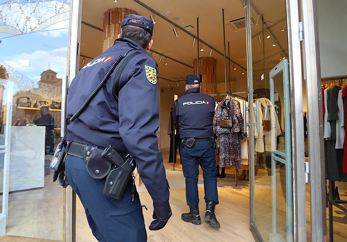 La Policía Nacional refuerza efectivos en Granada para proteger las zonas comerciales en Navidad