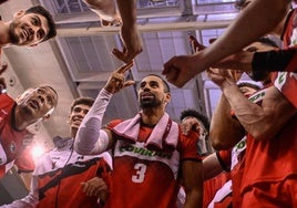 Los jugadores del Covirán celebran en corrillo el triunfo frente al Joventut.