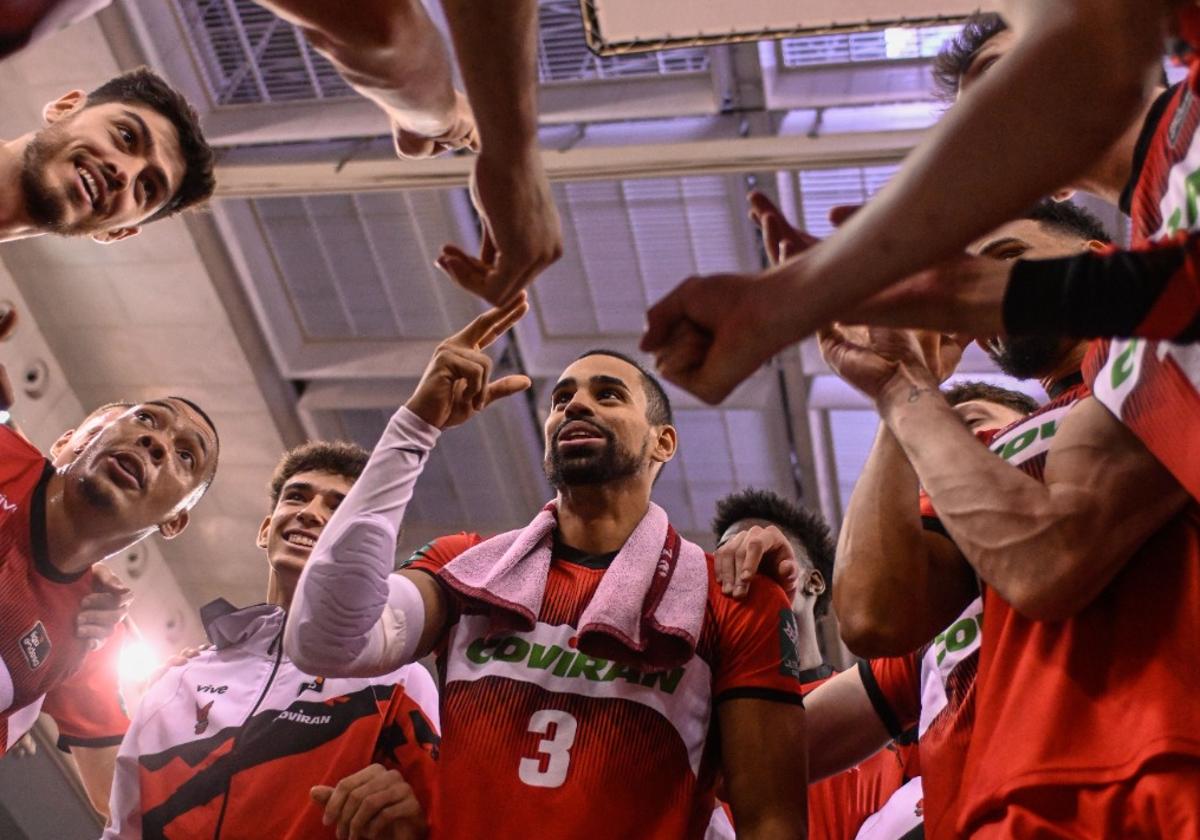 Los jugadores del Covirán celebran en corrillo el triunfo frente al Joventut.