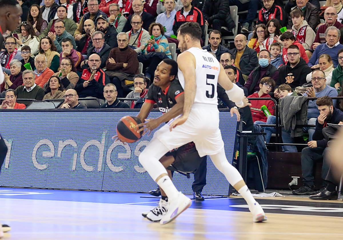 La afición del Covirán presencia la defensa del madridista Rudy Fernández a Carlos Renfroe.
