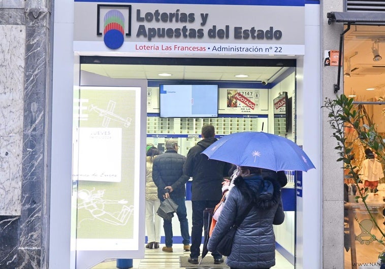 Una administración de Lotería regala décimos de Navidad a los calvos.