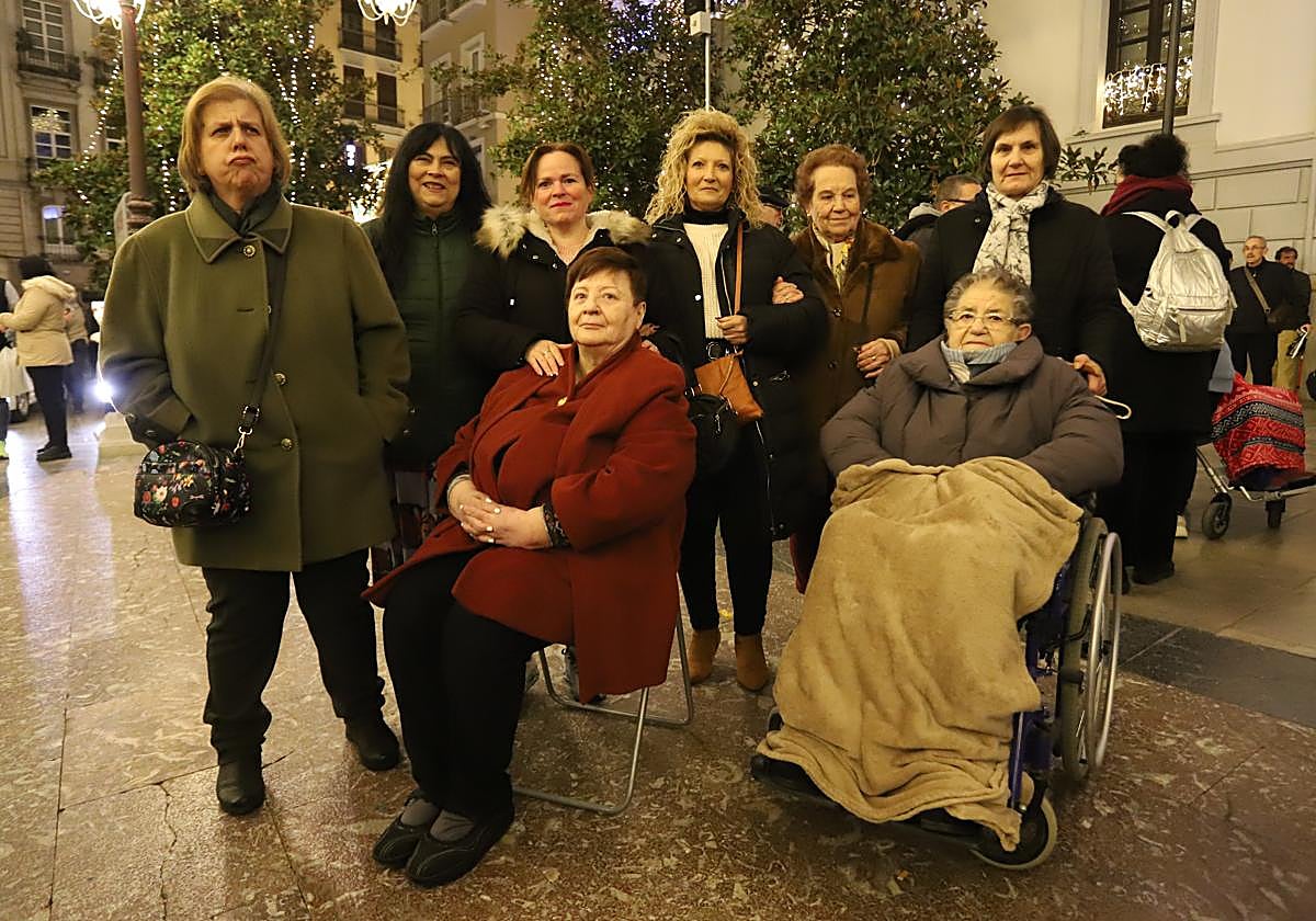 Mayores que acuden a ver las luces de Navidad.