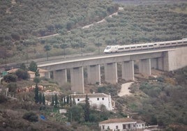 El AVE circula por la línea Granada-Antequera.