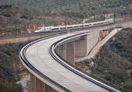 El AVE circula junto a la variante de Loja.