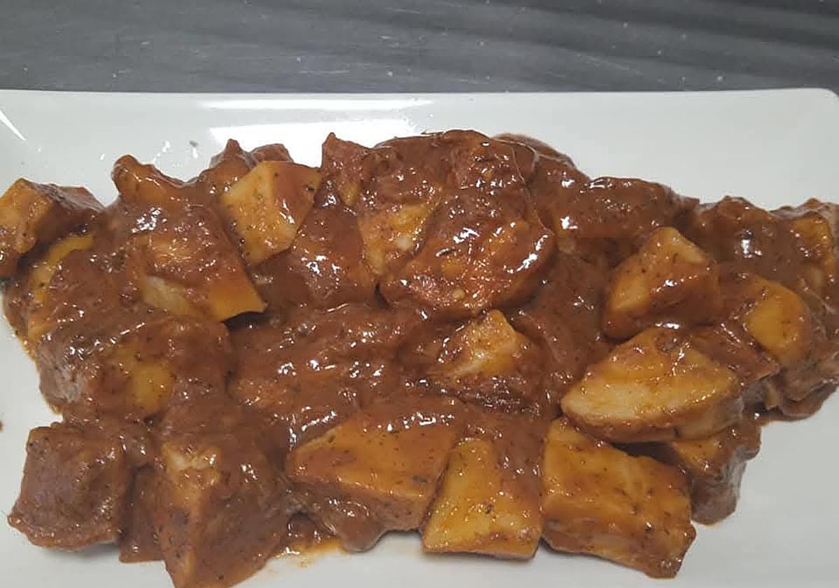 Imagen principal - El bar «de pueblo y tapeo» de Granada con parque con columpios y campo de fútbol