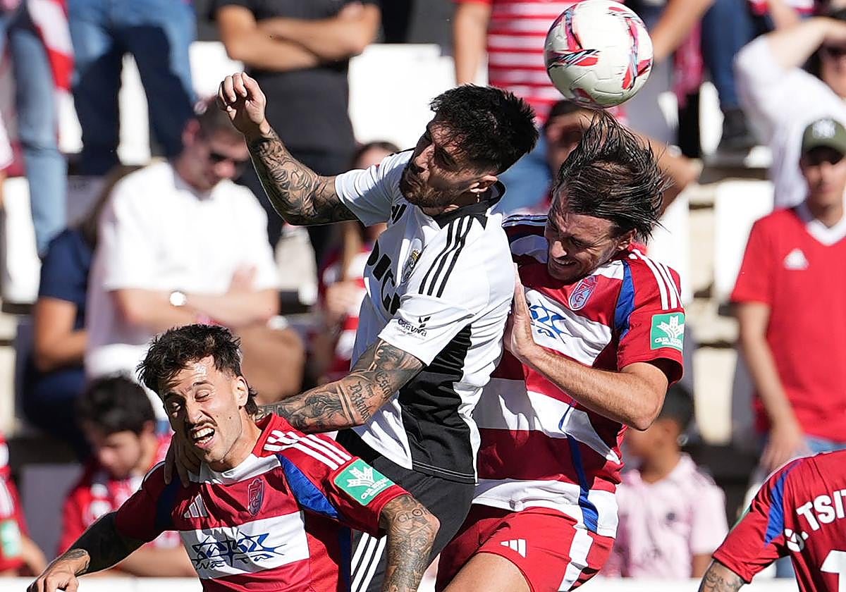 Ricard Sánchez e Ignasi Miquel pugnan un balón aéreo ante el Burgos en la primera vuelta.