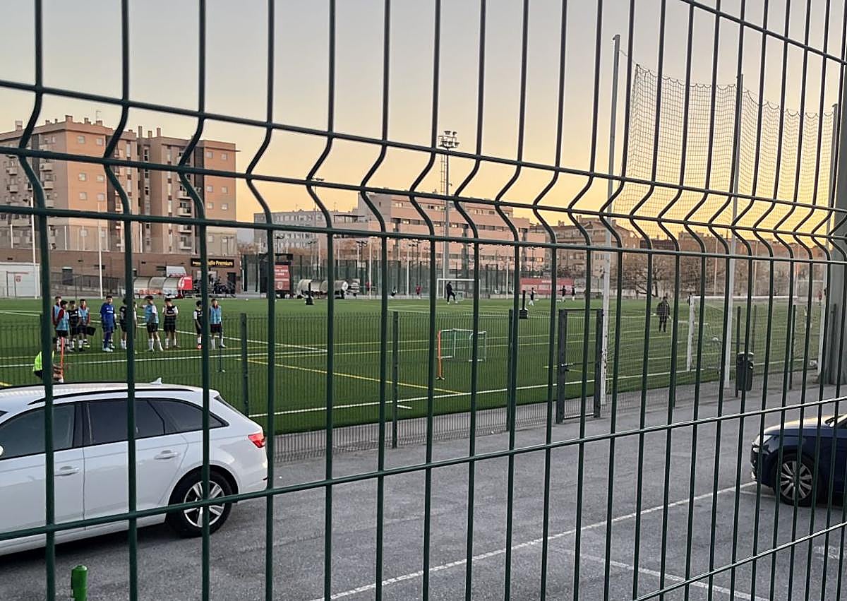 Imagen secundaria 1 - Padres en la grada y jugadores sobre el terreno de juego.