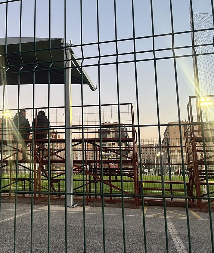 Imagen secundaria 2 - Padres en la grada y jugadores sobre el terreno de juego.