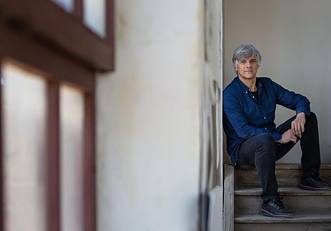 Juan Domingo Santos, en su antiguo estudio de la Azucarera San Isidro.