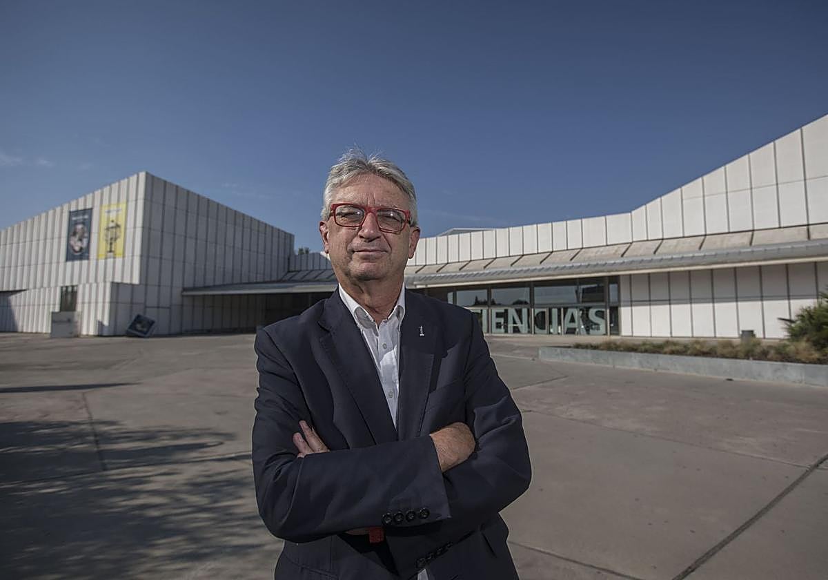 Luis Alcalá, en el exterior del Parque de las Ciencias.