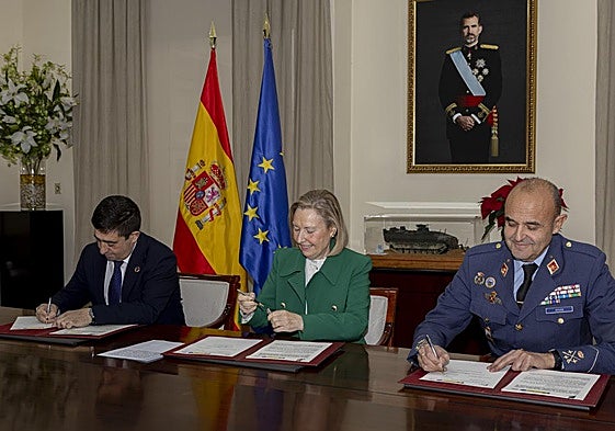 Firma de la cesión de los terrenos del campus para pruebas del Cetedex