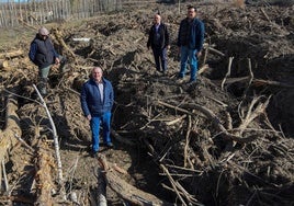 Agricultores de Guadix afectados por los daños de la primera DANA.