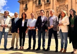 Elías Bendodo (tercero por la derecha) visitó Jaén en mayo pasado.