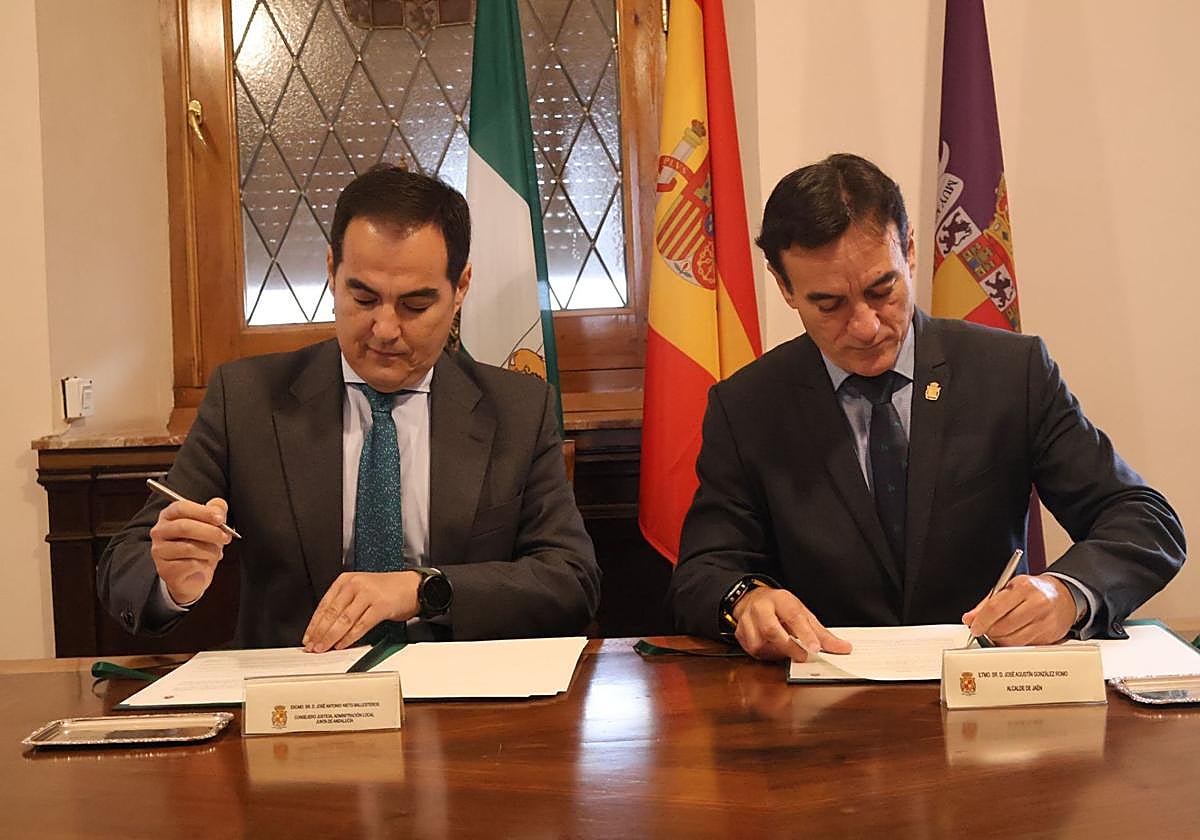El consejero José Antonio Nieto y el alcalde, Agustín González, firmando el convenio Cep@l.