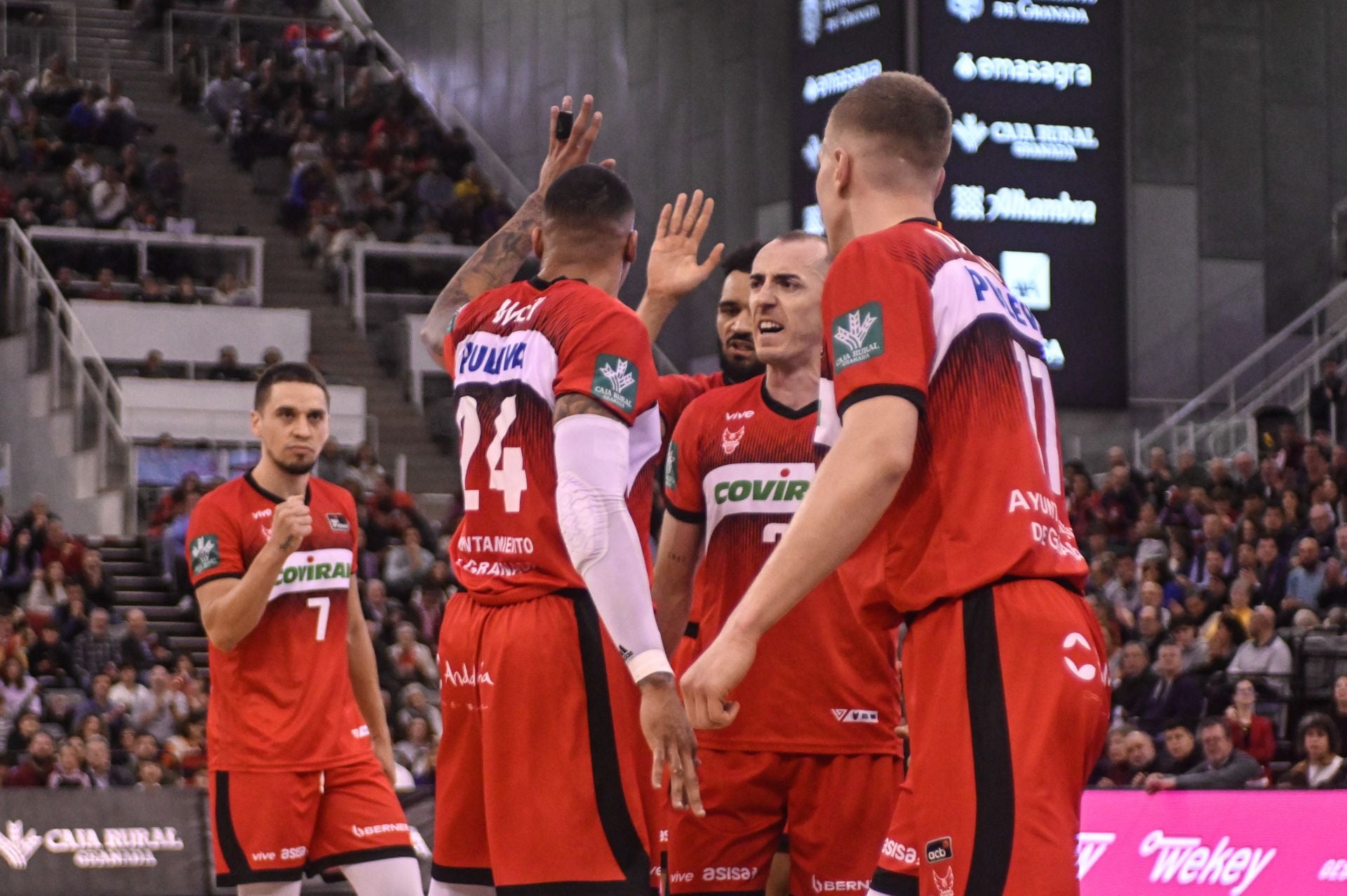 Los jugadores del Covirán, que festejan el triunfo sobre el Joventut, están curtidos en la ACB.